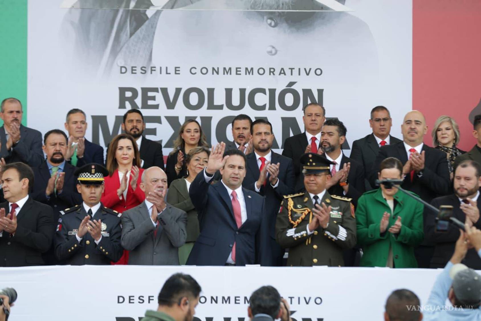 $!El alcalde Javier Díaz González saluda a los contingentes y destaca el saldo blanco del evento, en una mañana donde la ciudad se reunió para celebrar su identidad.
