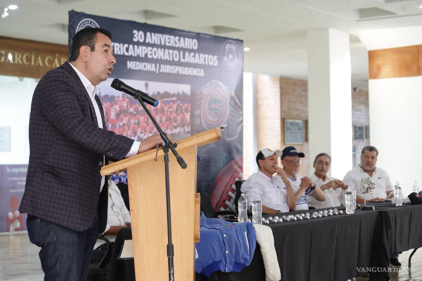 $!El rector Octavio Pimentel y autoridades universitarias participaron en el homenaje a una de las generaciones más exitosas del futbol americano universitario.