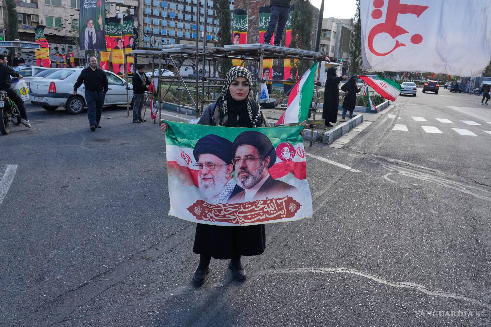 $!Una mujer con un cartel con los retratos del fallecido ayatolá Alí Jhamenei y su hijo, el ayatolá Mojtaba Jamenei en un acto de apoyo al gobierno.
