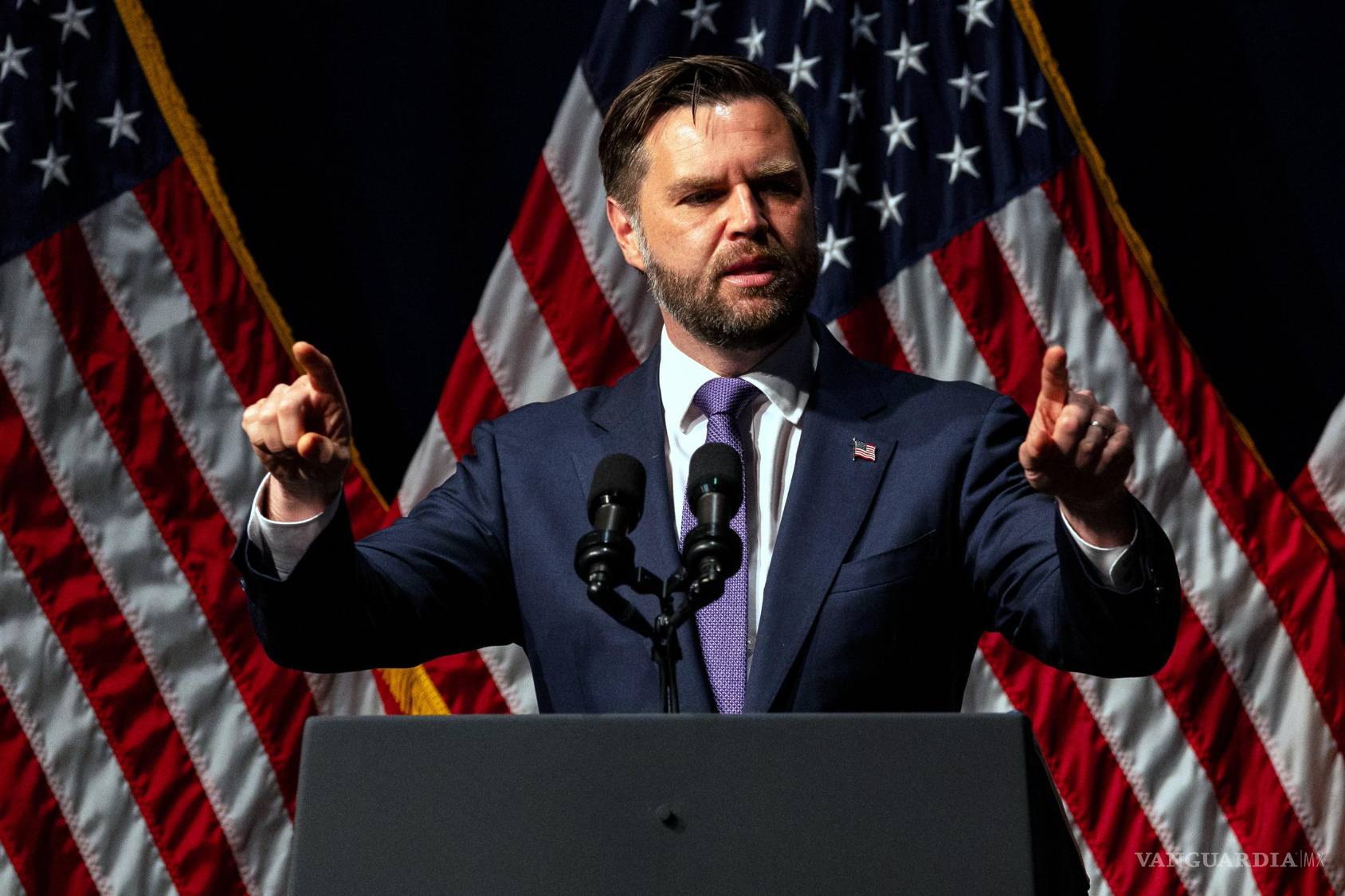 $!El vicepresidente JD Vance fue uno de los funcionarios estadounidenses que, junto con el enviado especial Steve Witkoff y Jared Kushner, se sumó a la intensa campaña telefónica de la Casa Blanca para intentar convencer al príncipe heredero Mohammed bin Salman de permitir el uso del espacio aéreo saudita en el “Proyecto Libertad”.