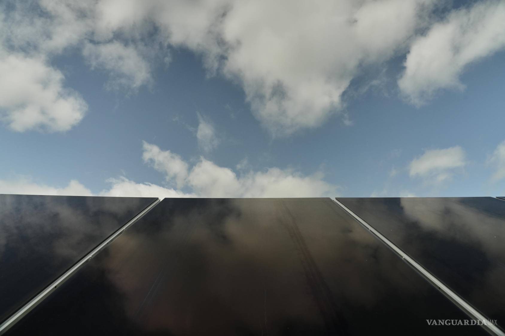 $!Vista de paneles solares funcionan el 28 de abril de 2026 en una granja en Christiana, Tennessee.