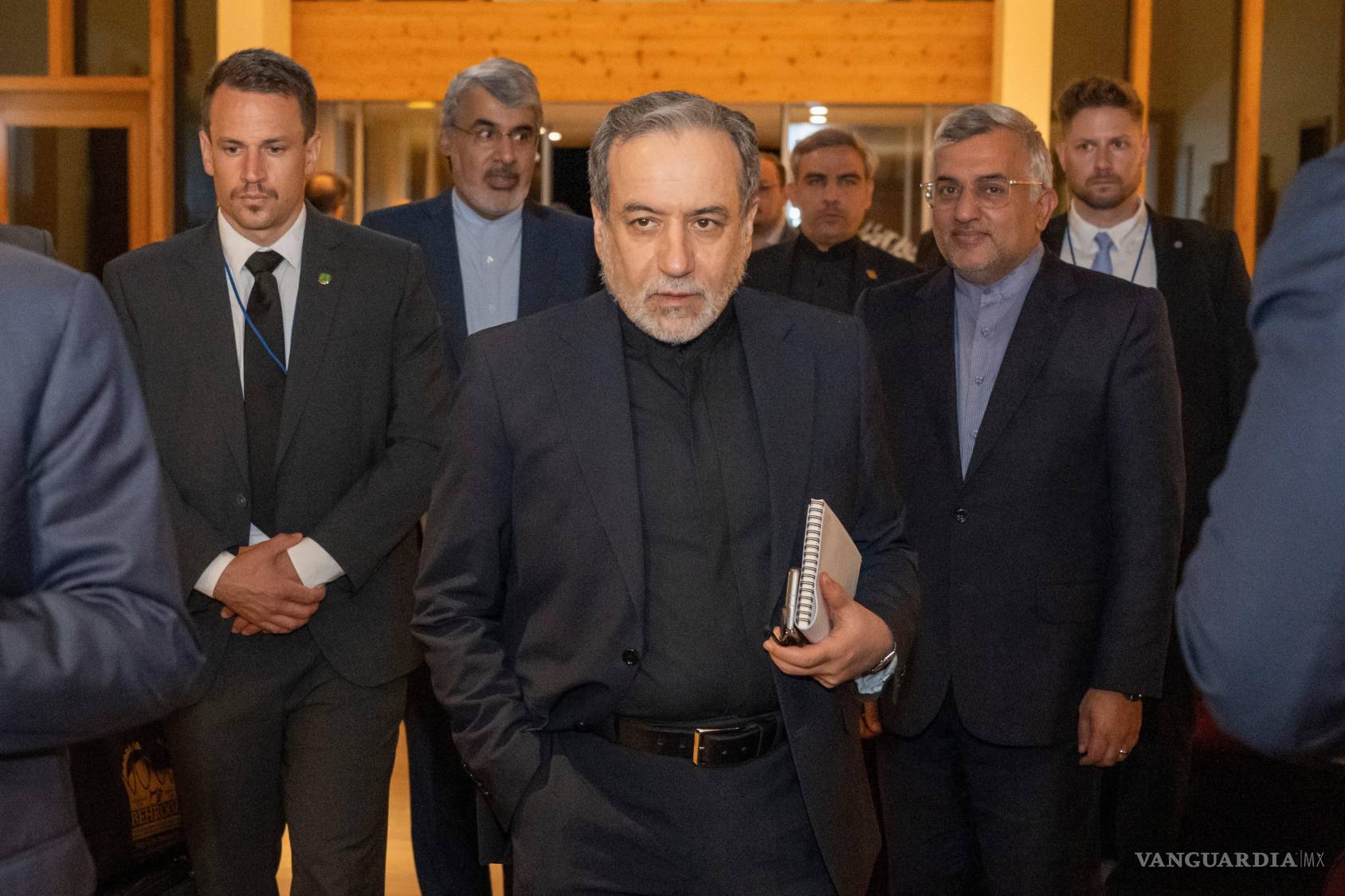 $!El ministro iraní de Exteriores, Seyyed Abbas Araghchi, en el centro, llega al balneario de Bürgenstock en Obbürgen.
