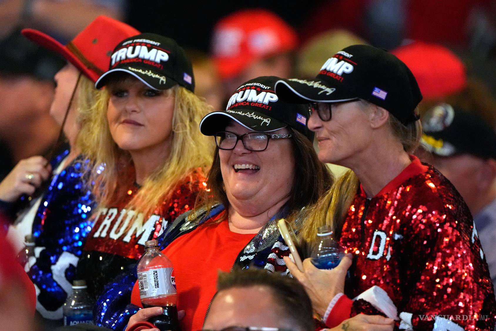 $!Personas llegan antes de que el presidente Donald Trump hable durante un mitin de campaña en el Pinnacle Bank Expo Center en Grand Island, Nebraska.