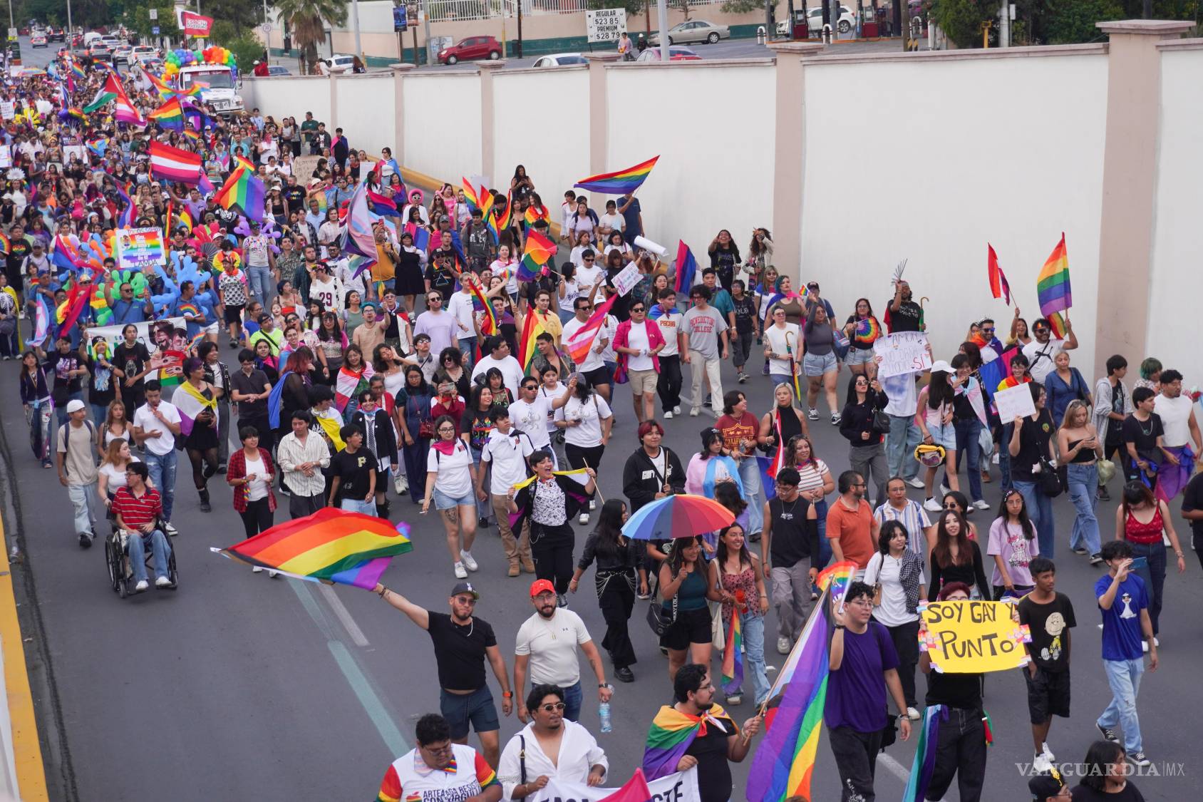 $!Cientos de personas participaron en la Marcha del Orgullo en Saltillo, recorriendo el bulevar Venustiano Carranza y la calle Ignacio Allende para visibilizar la diversidad y exigir igualdad de derechos.