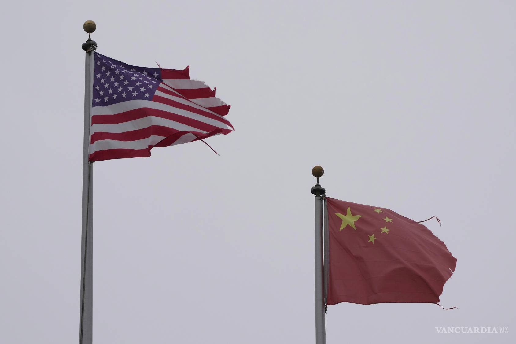 $!Las banderas de Estados Unidos y China, simbolizando la compleja relación entre ambas potencias.