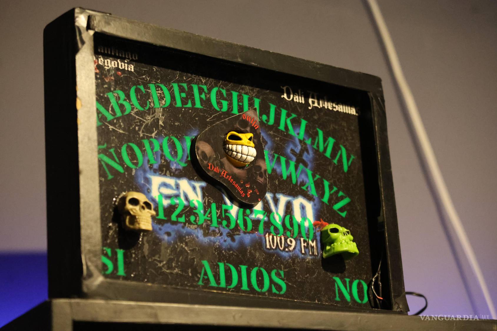 $!Una tabla ouija forma parte del repertorio de objetos asociados con el espiritismo y la comunicación con lo sobrenatural, creencias que atraviesan muchas de las historias compartidas por el auditorio.