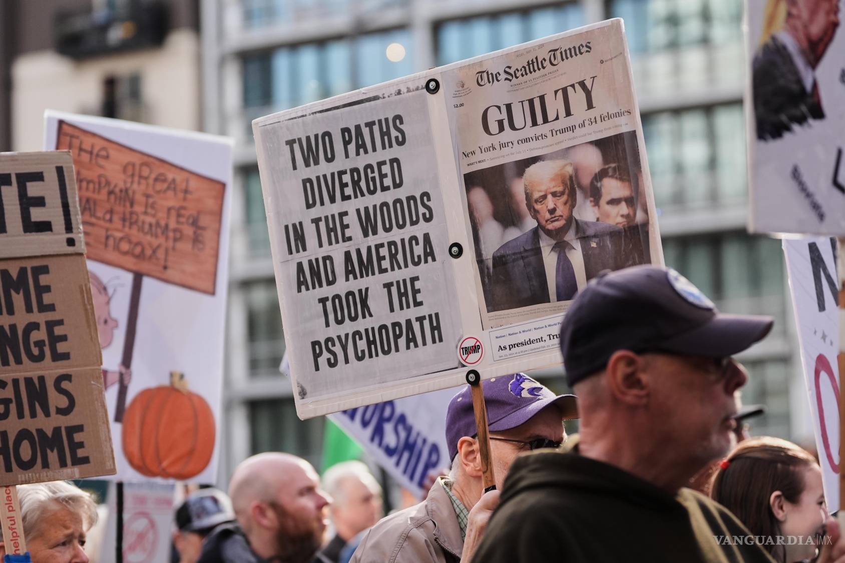 $!Una persona camina con un cartel con una copia de la portada del Seattle Times en la que aparece Donald Trump, en una protesta bajo el lema “No Kings” en Seattle.