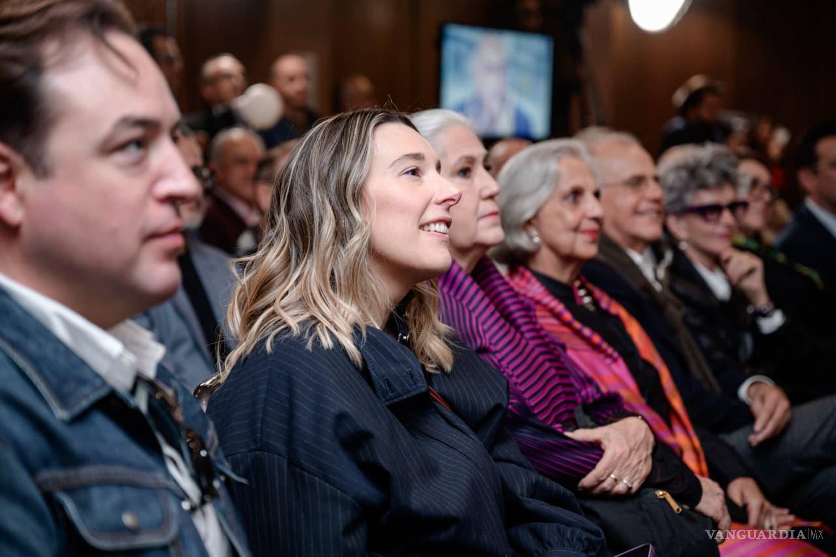 $!Familiares y amigos acompañaron a Pedro Torres durante la entrega de la presea, en una noche dedicada a su legado creativo.