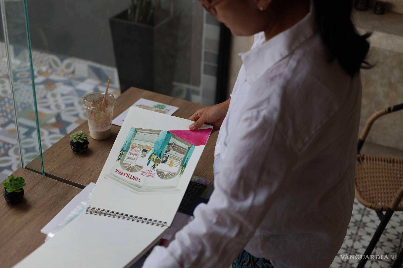 $!Yun Park, la artista coreana que encontró en Saltillo el hogar y la inspiración para pintar su belleza