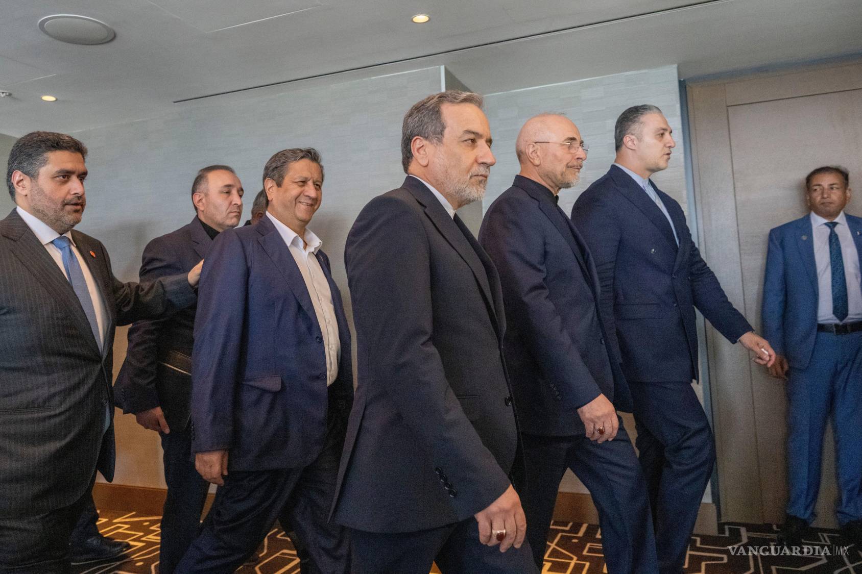 $!El ministro iraní de Exteriores, Seyyed Abbas Araghchi y el presidente del Parlamento Islámico de Irán, Mohammed Bagher Ghalibaf, caminan con la delegación iraní en la Cumbre del Lago de Lucerna.