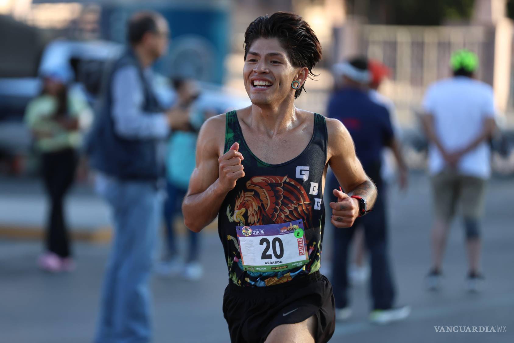 $!Corredores abarrotaron el bulevar Venustiano Carranza minutos después del disparo de salida.