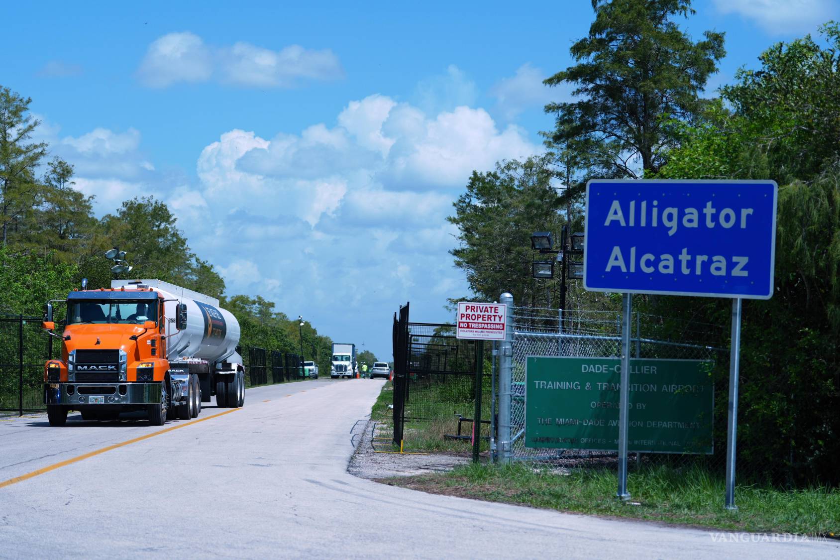 $!Los camiones entran y salen del centro de detención de inmigrantes “Alligator Alcatraz” en los Everglades de Florida en el condado de Collier, Florida.