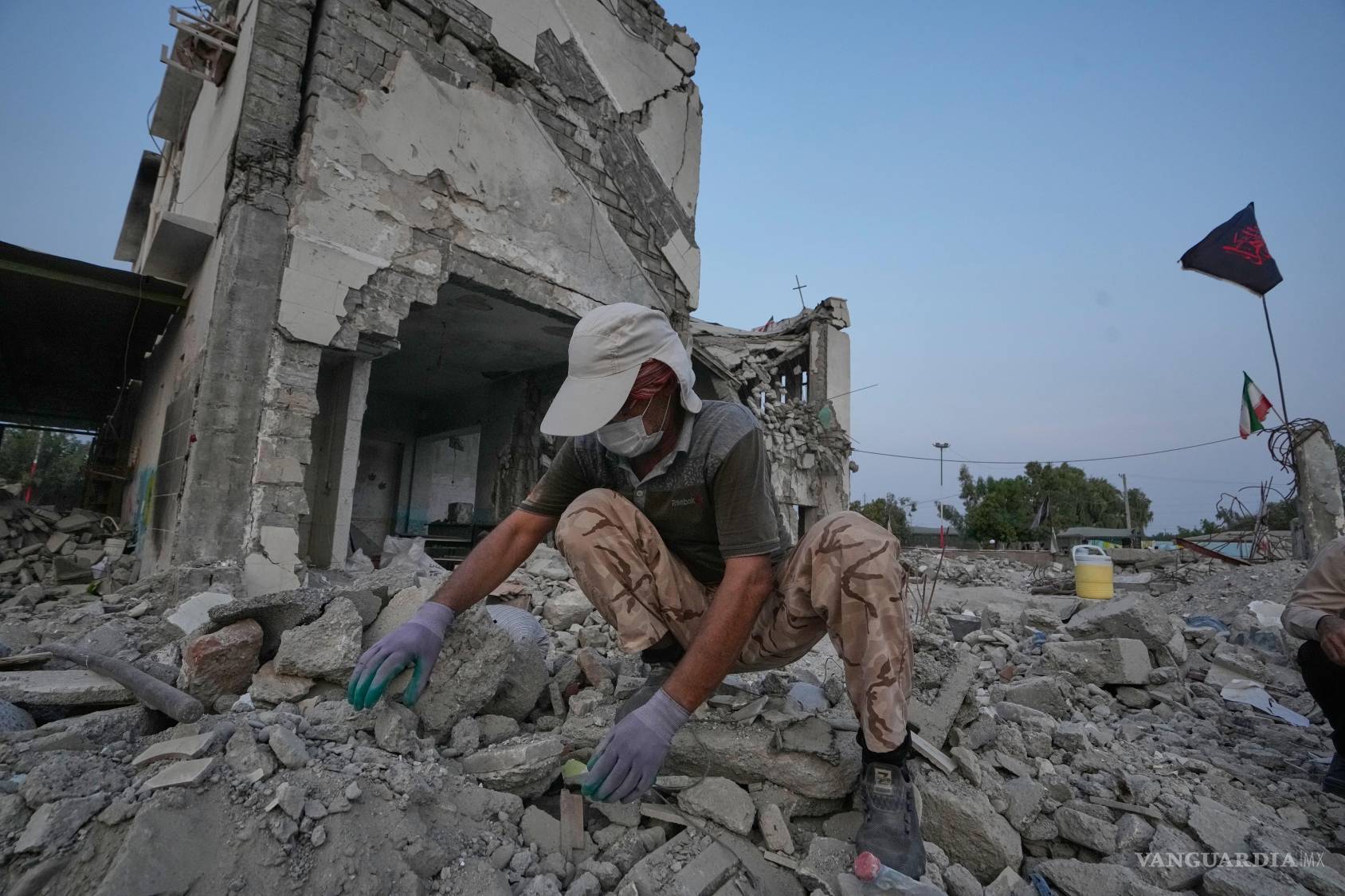 $!Un voluntario busca entre los escombros de la escuela Shajareh Tayyebeh, destruida por un ataque aéreo estadounidense el 28 de febrero, en Minab, en el sur de Irán, el lunes 7 de septiembre de 2026.