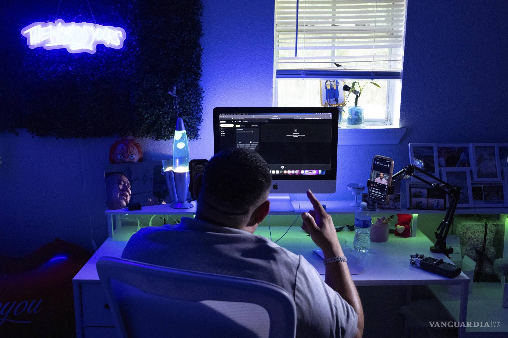 $!Jaime Velásquez trabaja en un corrido en el estudio de su casa en Houston, el 22 de julio de 2026.