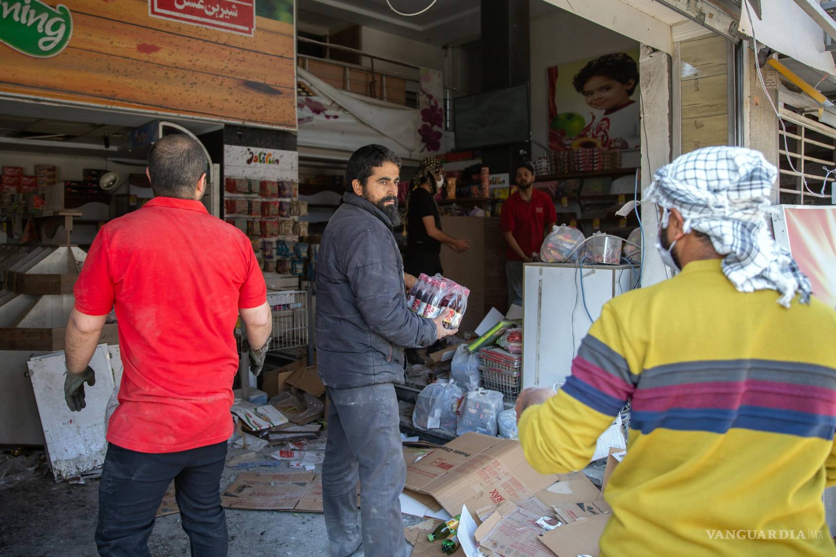 $!Daños en un supermercado en Teherán después de que una comisaría cercana fuera destruida por un ataque aéreo estadounidense-israelí.