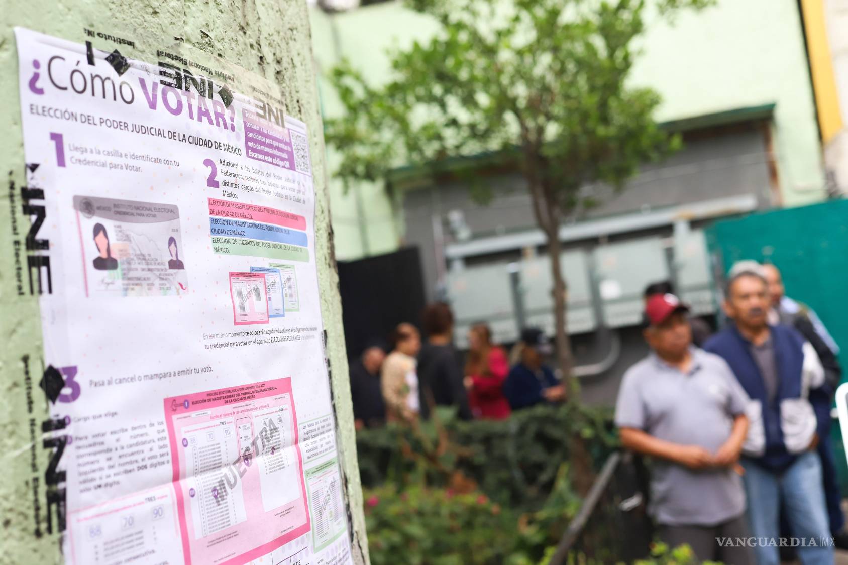 $!Afuera de las casillas, el INE instaló un instructivo sobre cómo votar ante lo complejo del proceso.