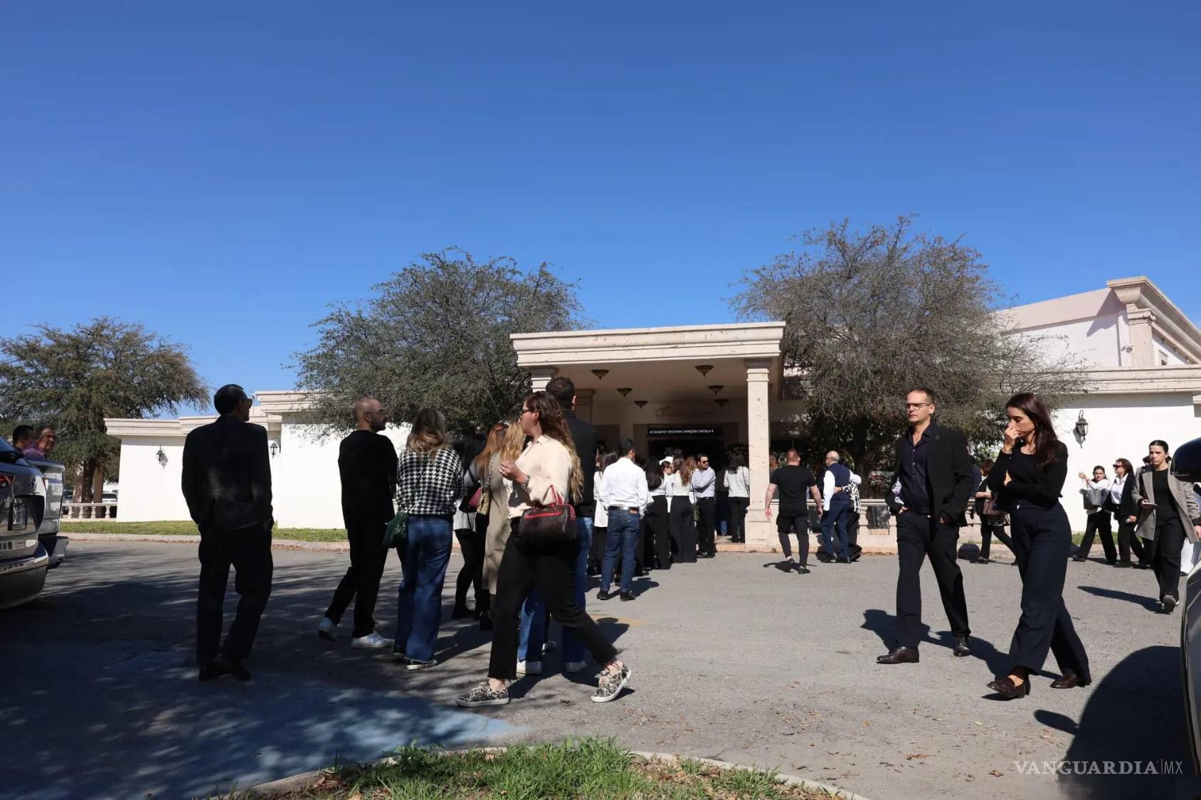 $!Familiares y ciudadanos despiden a Celeste y Eugenia, hermanitas originarias de Saltillo.