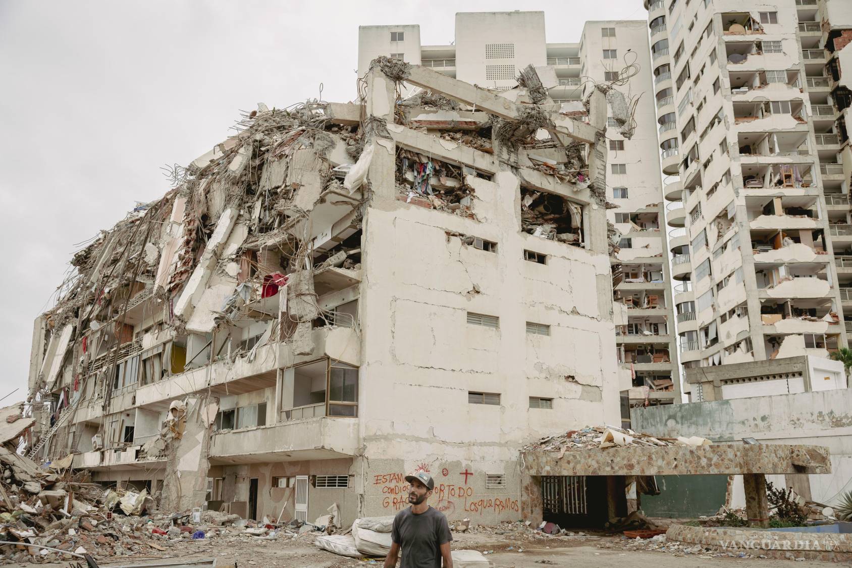 $!134Marco Souza, quien encontró el cuerpo de su hijo el día anterior, se encuentra cerca de su edificio destruido en La Guaira, Venezuela, el 13 de julio de 2026.