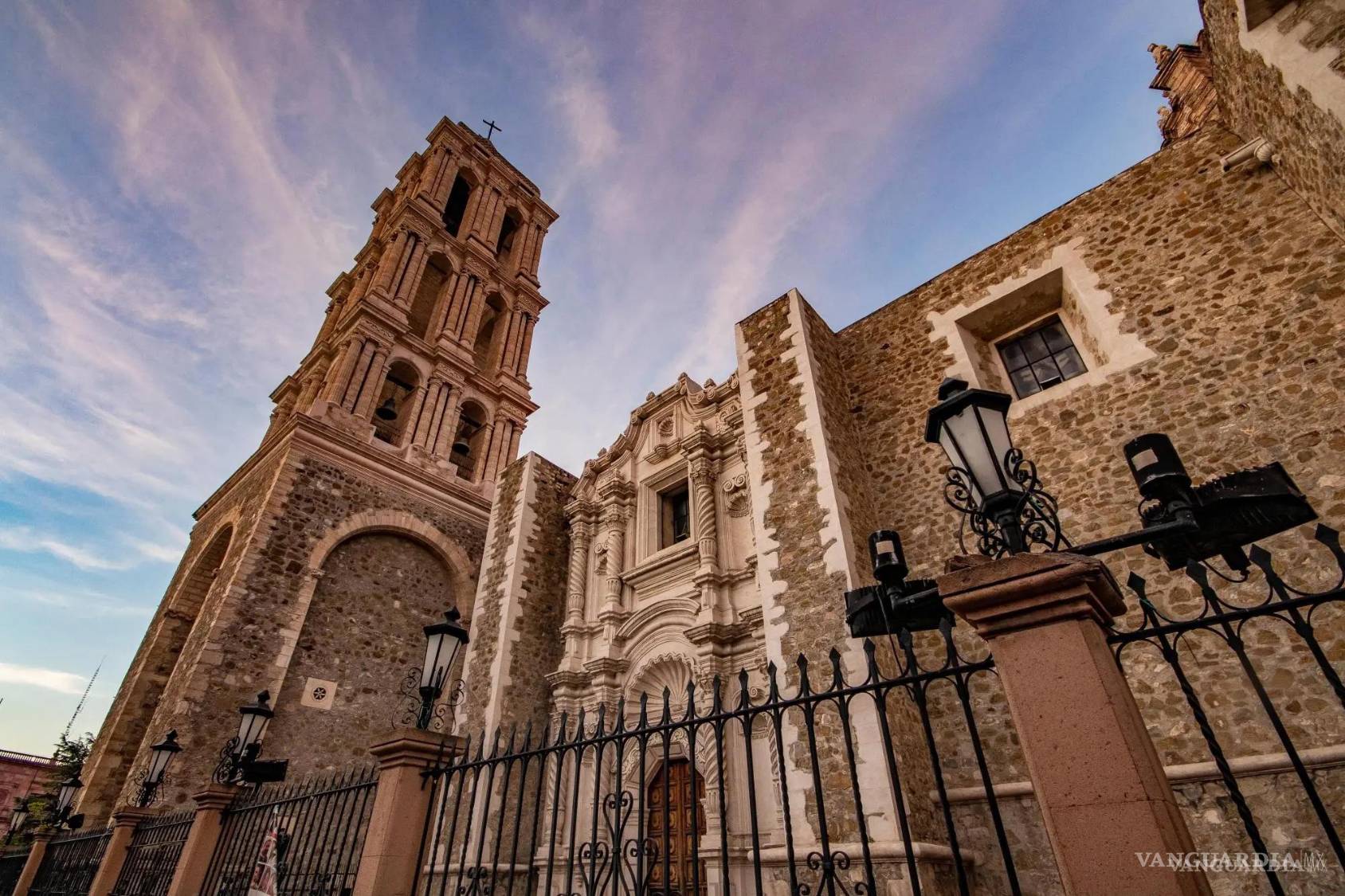 $!Con más de dos siglos de historia, la Catedral de Santiago es uno de los principales íconos arquitectónicos y religiosos de la capital coahuilense.