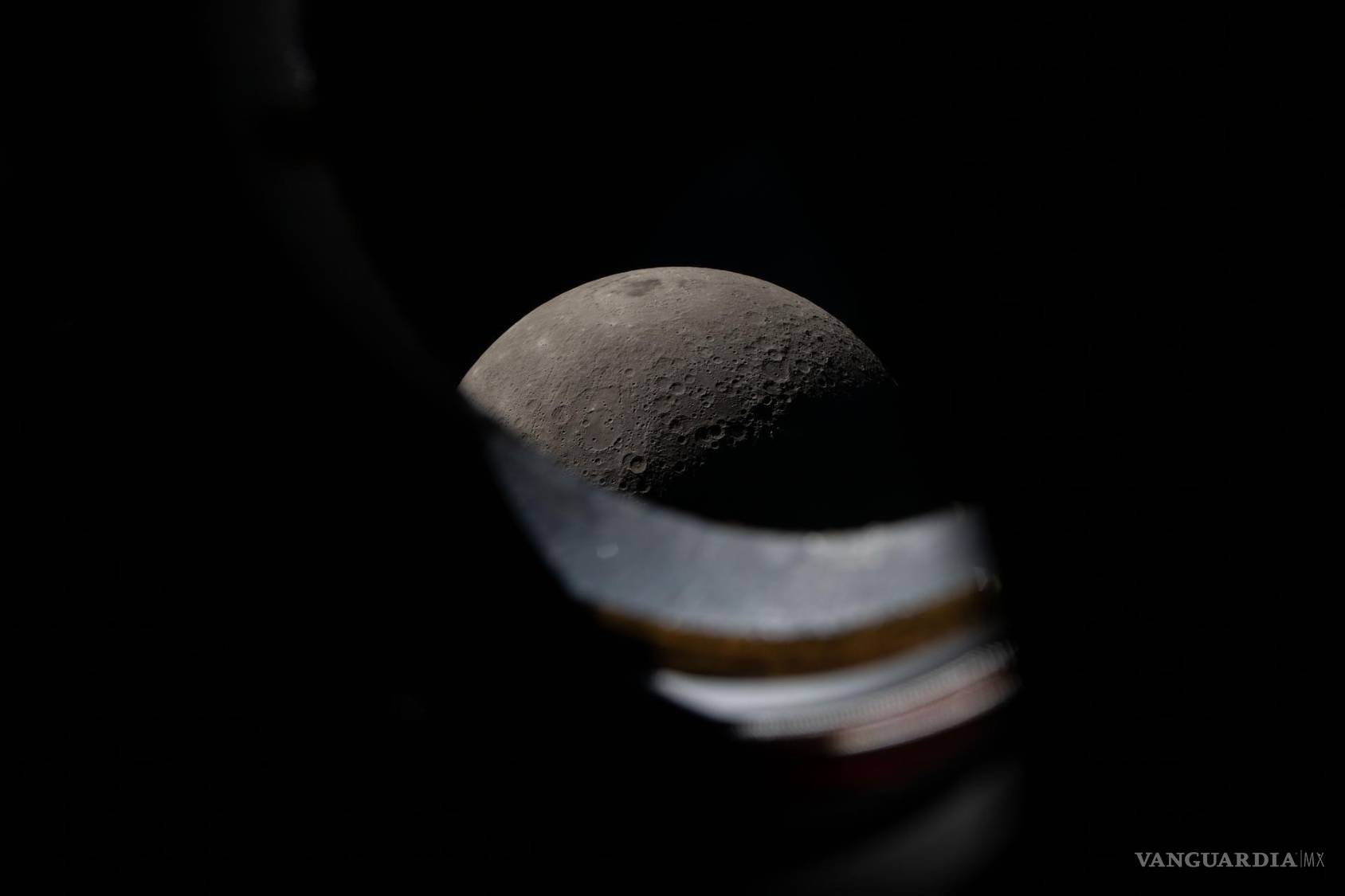 $!La Luna se asomó por encima del alféizar de la ventana de la nave espacial Orión durante el sobrevuelo lunar de Artemis II el 6 de abril de 2026.