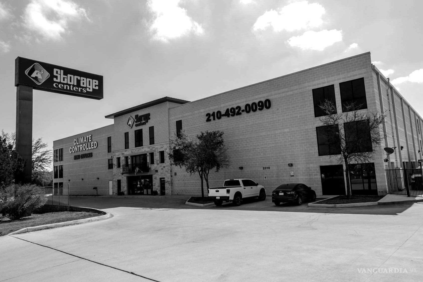 $!Una empresa de autoalmacenamiento pagó 11.45 millones dólares en una subasta del gobierno en 2016 por esta torre. Los fiscales federales confiscaron esta propiedad como parte de su investigación sobre decenas de millones de dólares robados al gobierno de Coahuila y blanqueados en Texas.