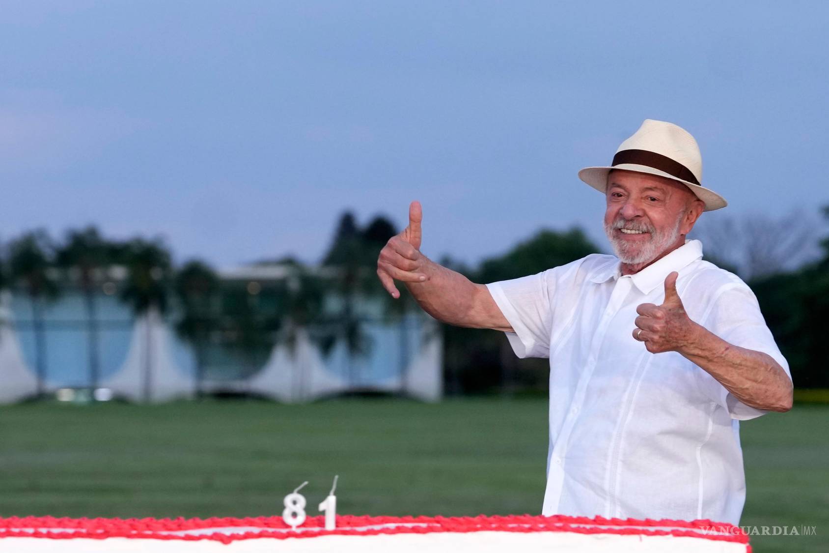 $![El presidente brasileño Luiz Inácio Lula da Silva hace el gesto de levantar los dos pulgares ante sus seguidores durante]