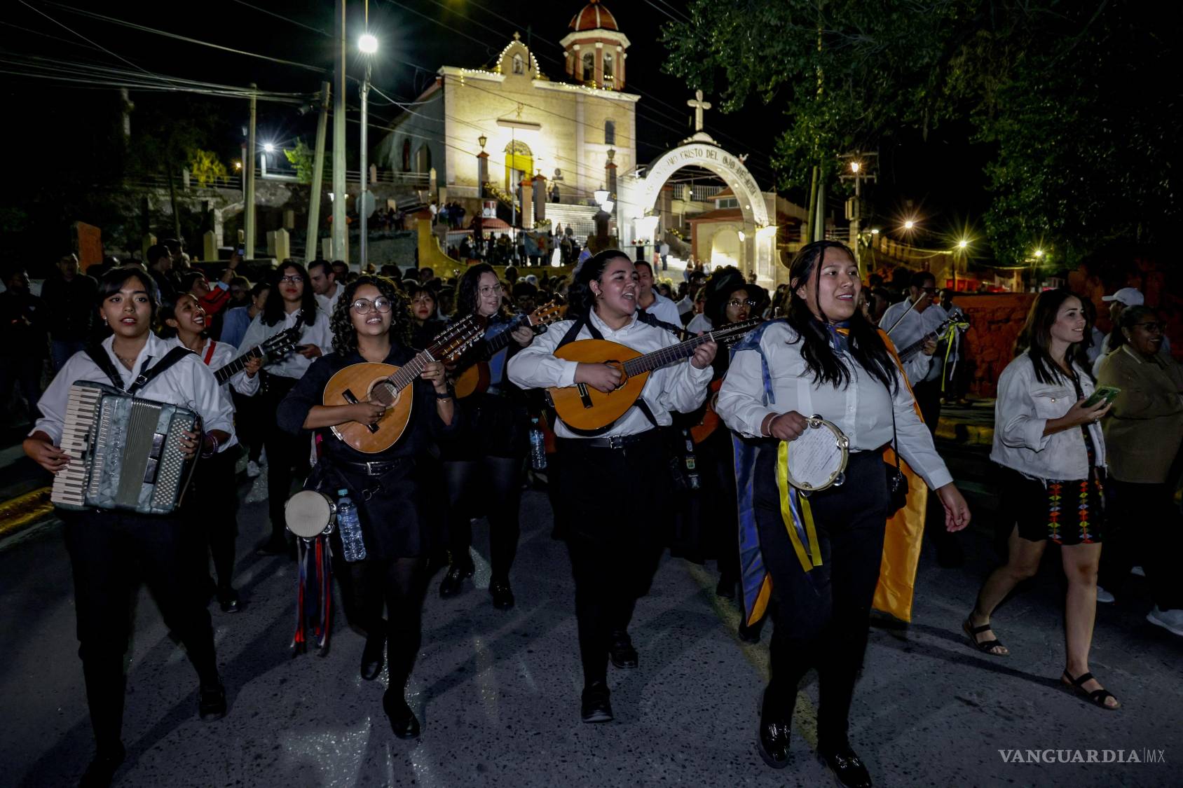 $!La Tuna Femenil de la UA de C acompañó el recorrido con música, alegrando el trayecto hacia la Plaza Nueva Tlaxcala.