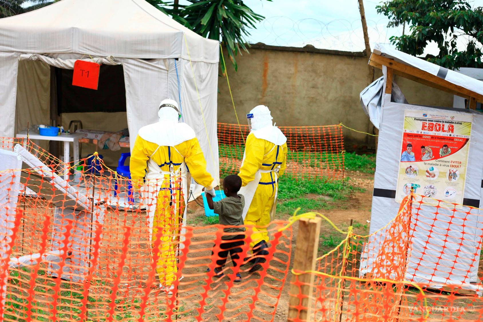$!Trabajadores sanitarios con trajes de protección biológica atienden el brote. Al no existir una vacuna específica para la cepa Bundibugyo, el aislamiento temprano de los casos sospechosos es la principal herramienta de contención.