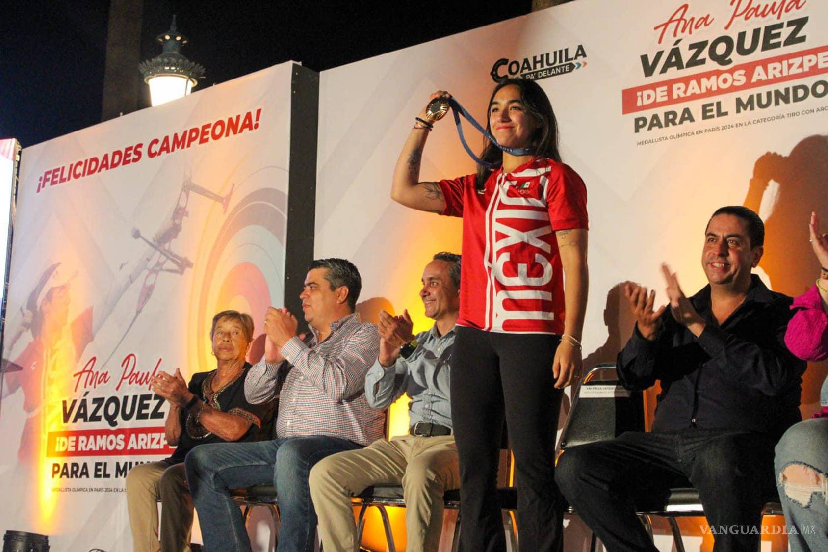 $!La arquera mostró con orgullo su presea olímpica.