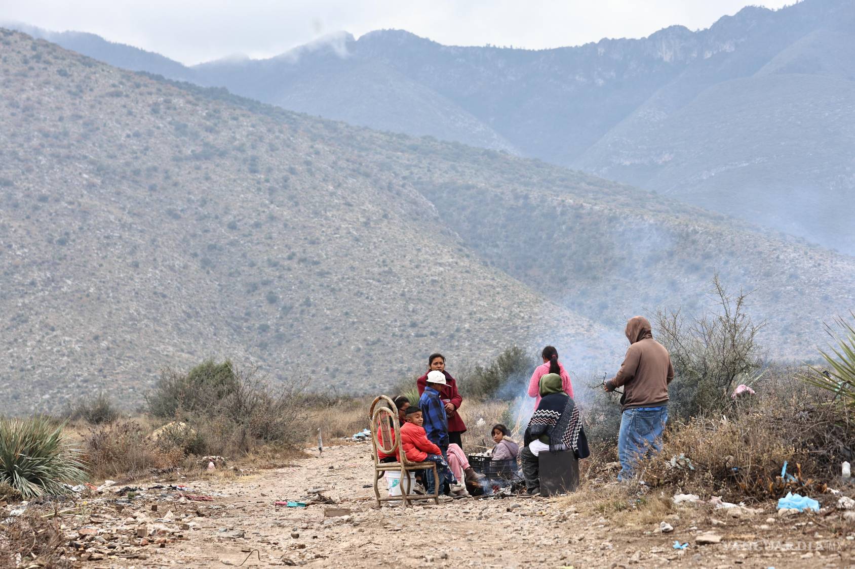 $!En calles de Ampliación Morelos Quinto Sector, el humo de las fogatas se levantó desde temprana hora mientras vecinos intentaban mitigar el intenso frío de la madrugada.