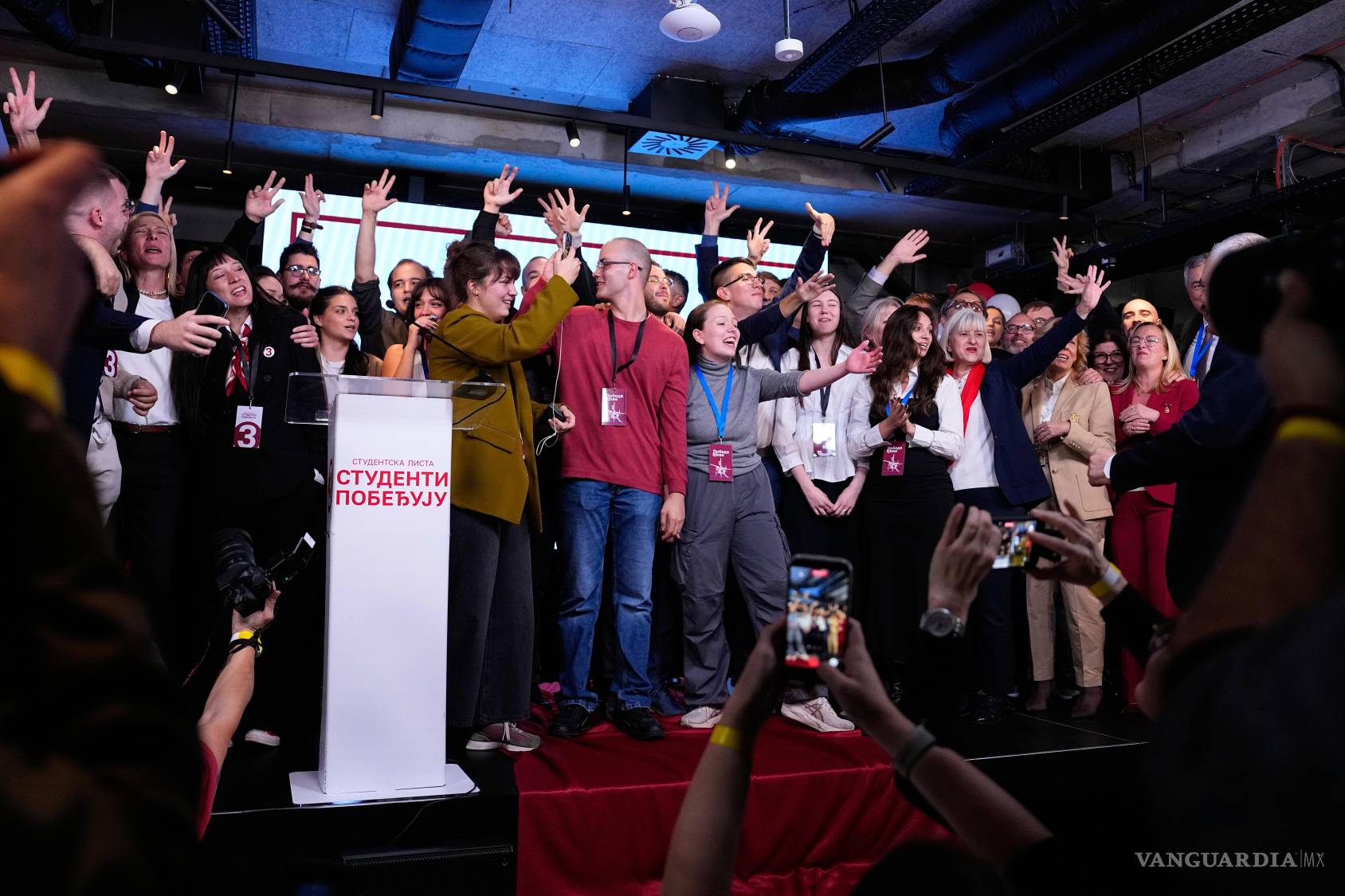 $!Candidatos de la «Lista de los Estudiantes» celebran en el escenario junto con miembros de su equipo tras el cierre de las urnas en las elecciones parlamentarias celebradas en Belgrado, Serbia, el domingo 25 de octubre de 2026.