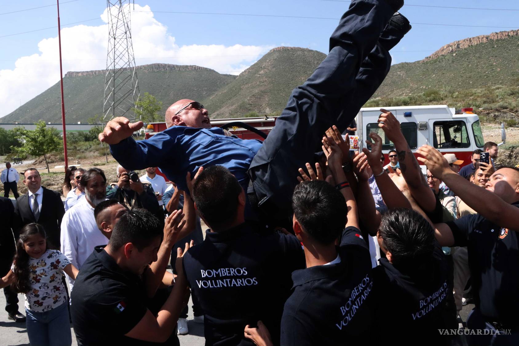 $!Bomberos de Saltillo recibieron la tradicional bendición en el marco de sus celebraciones anuales... y los festejos no faltaron.