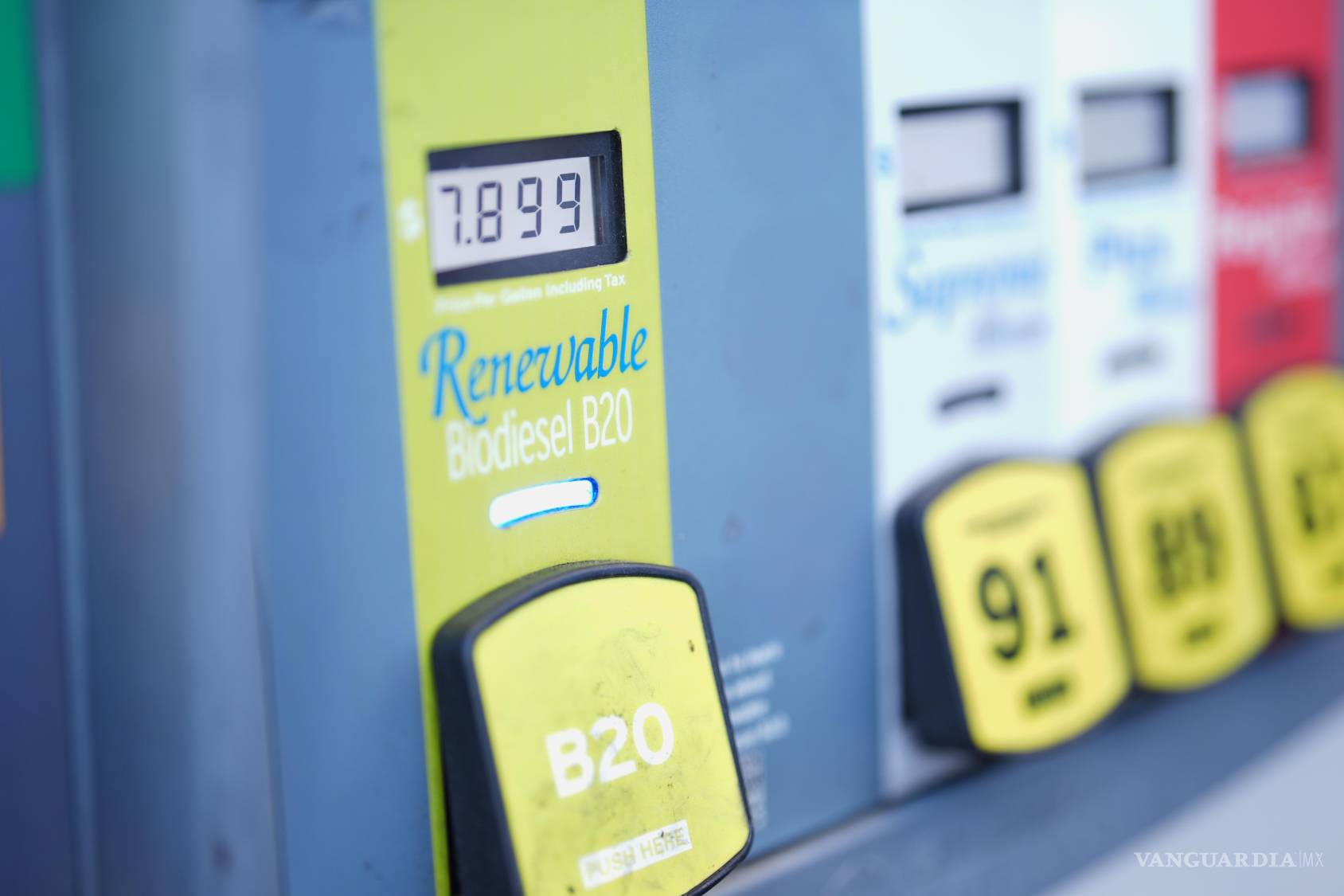 $!En la imagen se muestran los precios del diésel en una gasolinera el jueves 10 de septiembre de 2026, en Carlsbad, California.