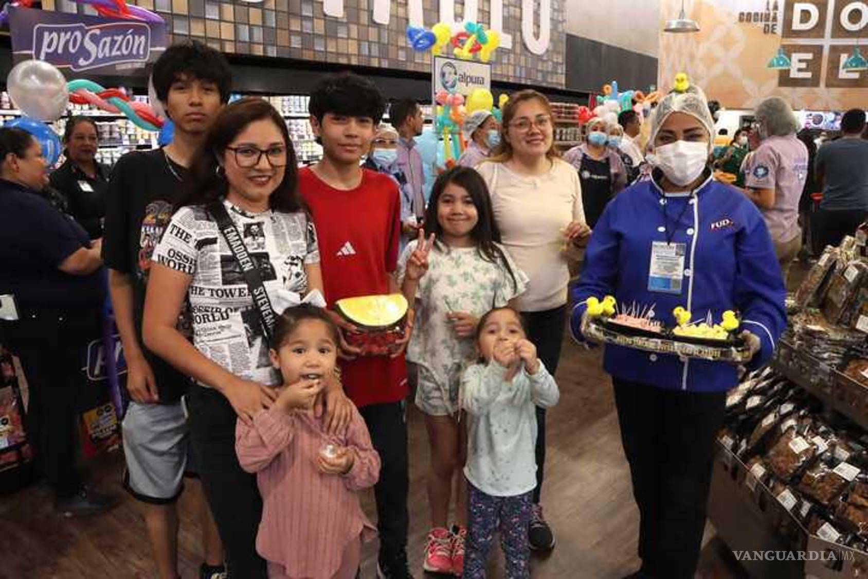 $!Los stands de marcas reconocidas ofrecieron degustaciones a los asistentes durante la inauguración, atrayendo a familias enteras.