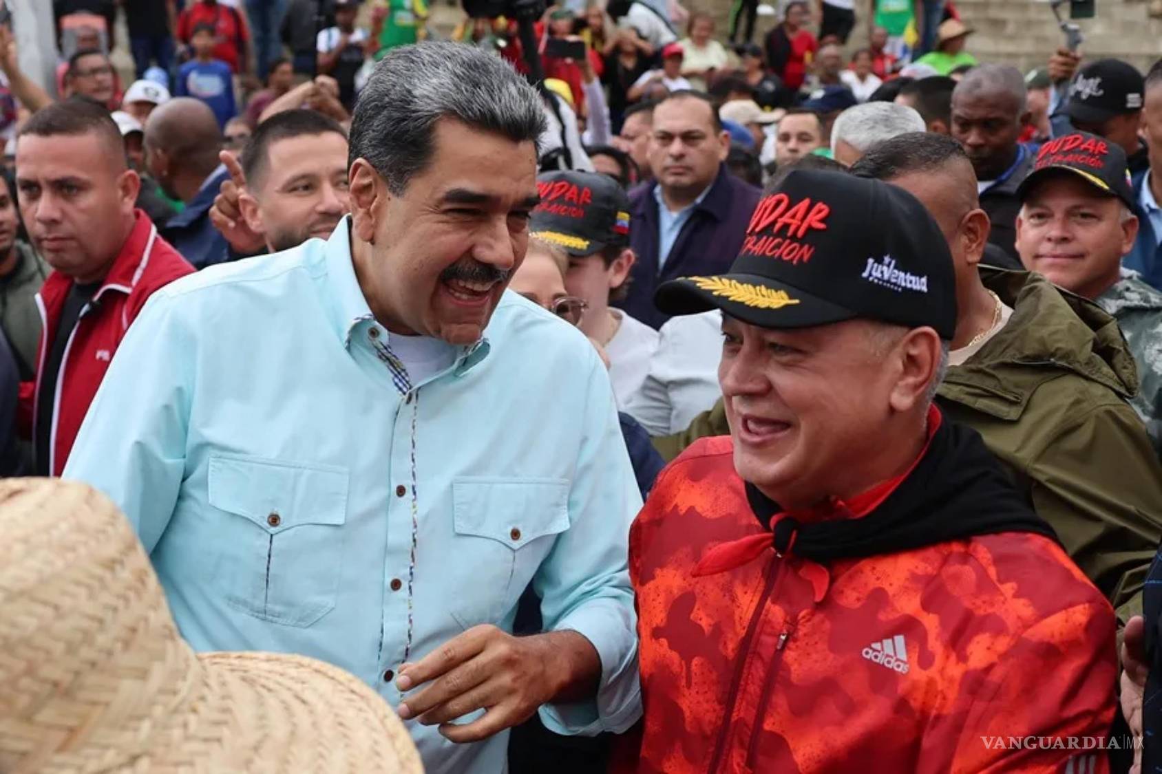 $!Fotografía de archivo del ministro del Interior y Justicia de Venezuela, Diosdado Cabello, junto al capturado mandatario venezolano Nicolás Maduro (i).