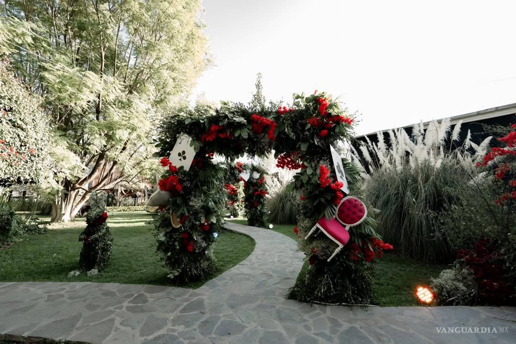 $!Pedida millonaria en Guanajuato: Desata polémica lujosa fiesta estilo Alicia en el País de las Maravillas