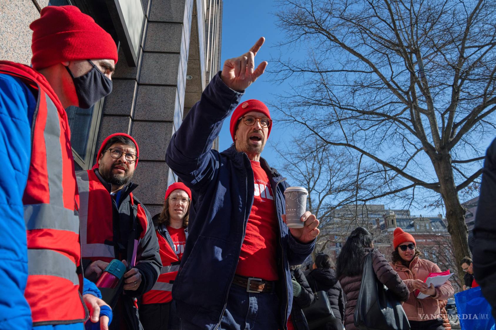 $!Miembros del sindicato del Washington Post protestan frente a la oficina del Washington Post tras un despido masivo en Washington.