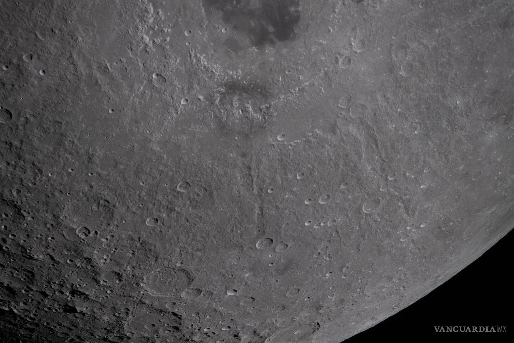 $!Esta vista de la porción suroeste de la Cuenca Oriental resalta su prominente anillo anular: un amplio arco de terreno montañoso formado por la inmensa energía de un antiguo impacto.