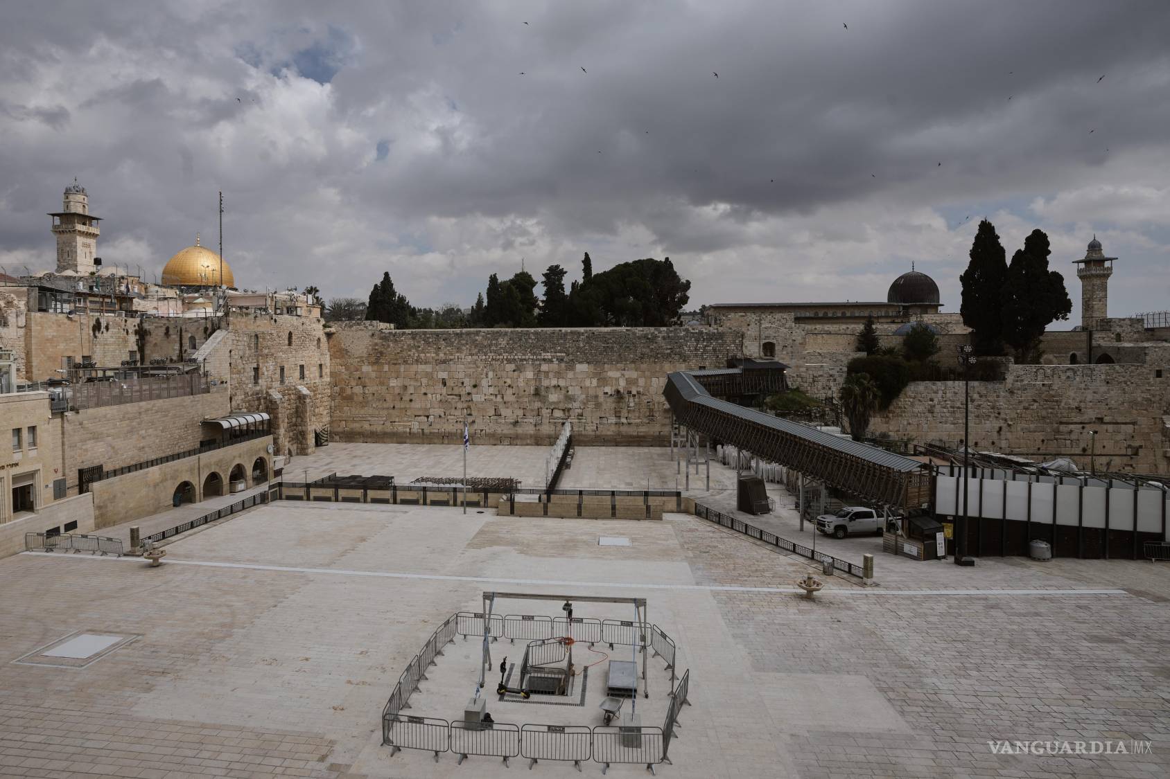 $!La plaza del Muro de las Lamentaciones, en la zona antigua de Jerusalén, se ve vacía mientras la zona permanece vedada a visitantes durante la guerra con Irán.