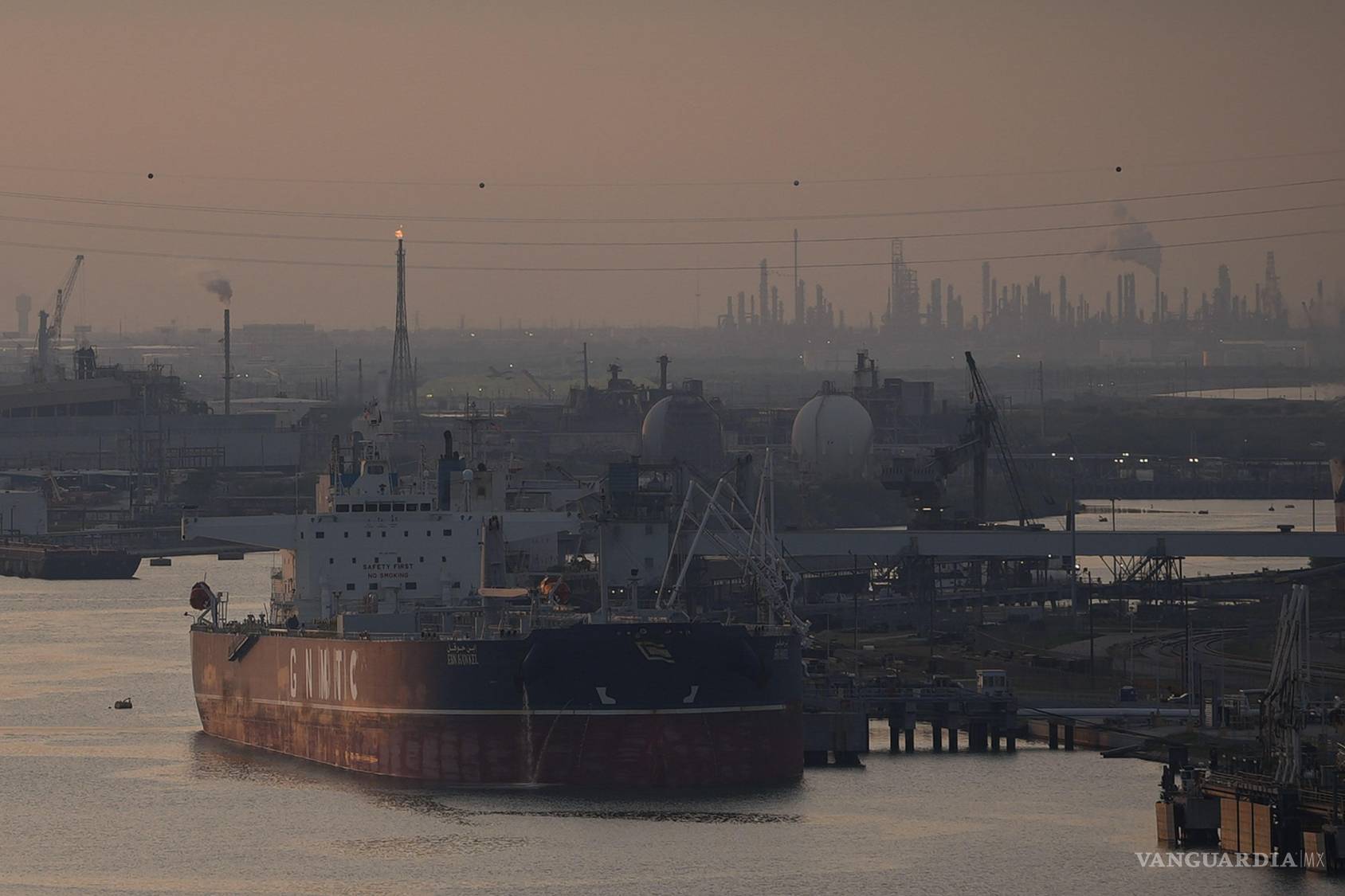 $!Un barco está atracado al atardecer del jueves 16 de noviembre de 2023 en el puerto de Corpus Christi, en Corpus Christi, Texas.