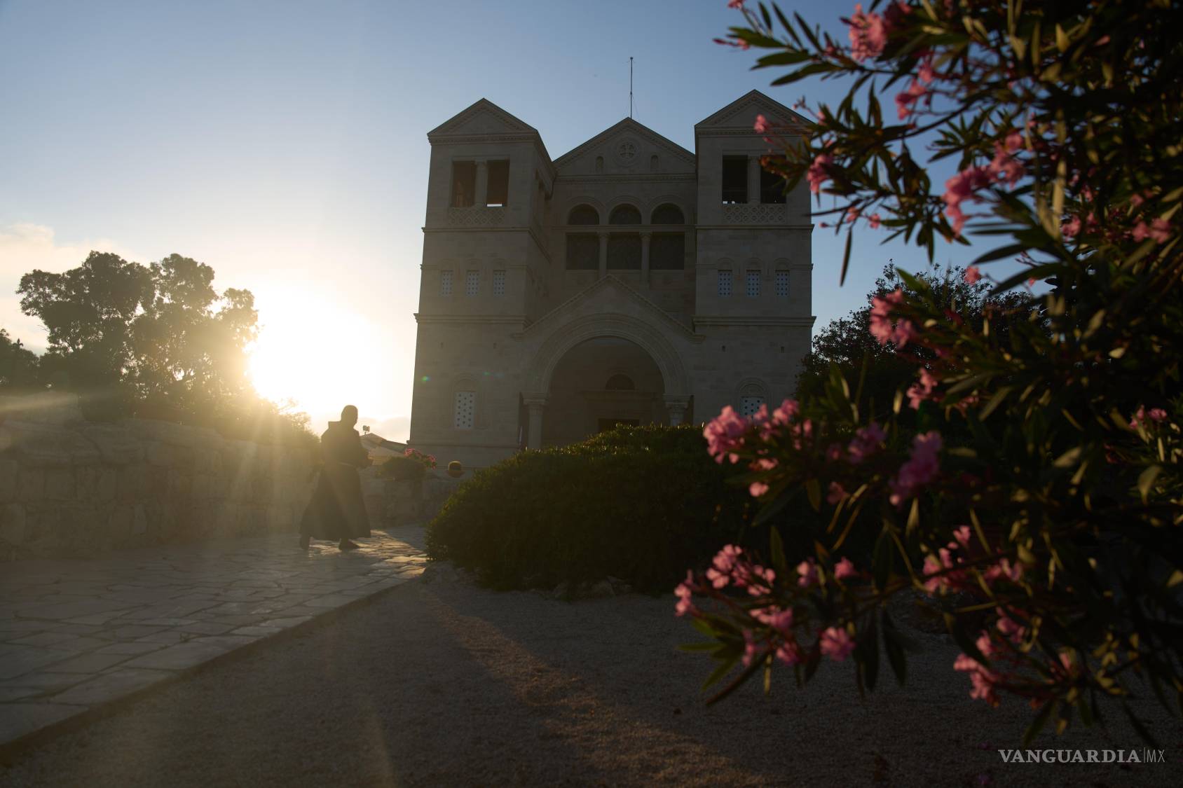 $!Un sacerdote entra en la basílica de la Transfiguración, en el monte Tabor, en el norte de Israel, el 6 de agosto de 2026.