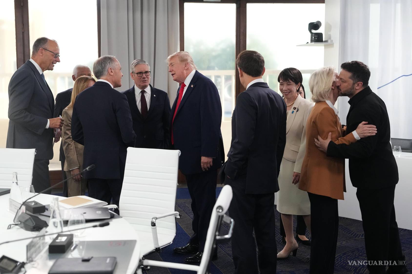 $!La presidenta de la Comisión Europea, Ursula von der Leyen, recibe al presidente ucraniano, Volodymyr Zelensky, durante una sesión de trabajo de la cumbre del G7 en Evian-les-Bains, Francia.
