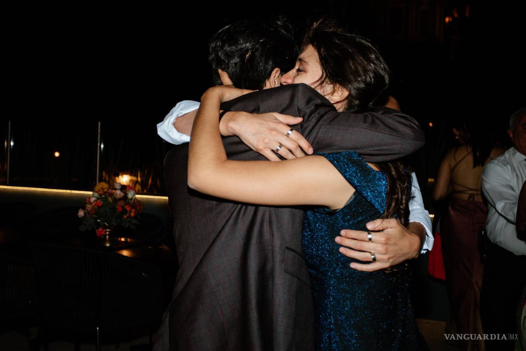 $!Amigos desde la adolescencia, el abrazo entre Daniel, Diego y Tania durante la boda resume una amistad que se ha mantenido firme en los momentos más importantes de sus vidas.