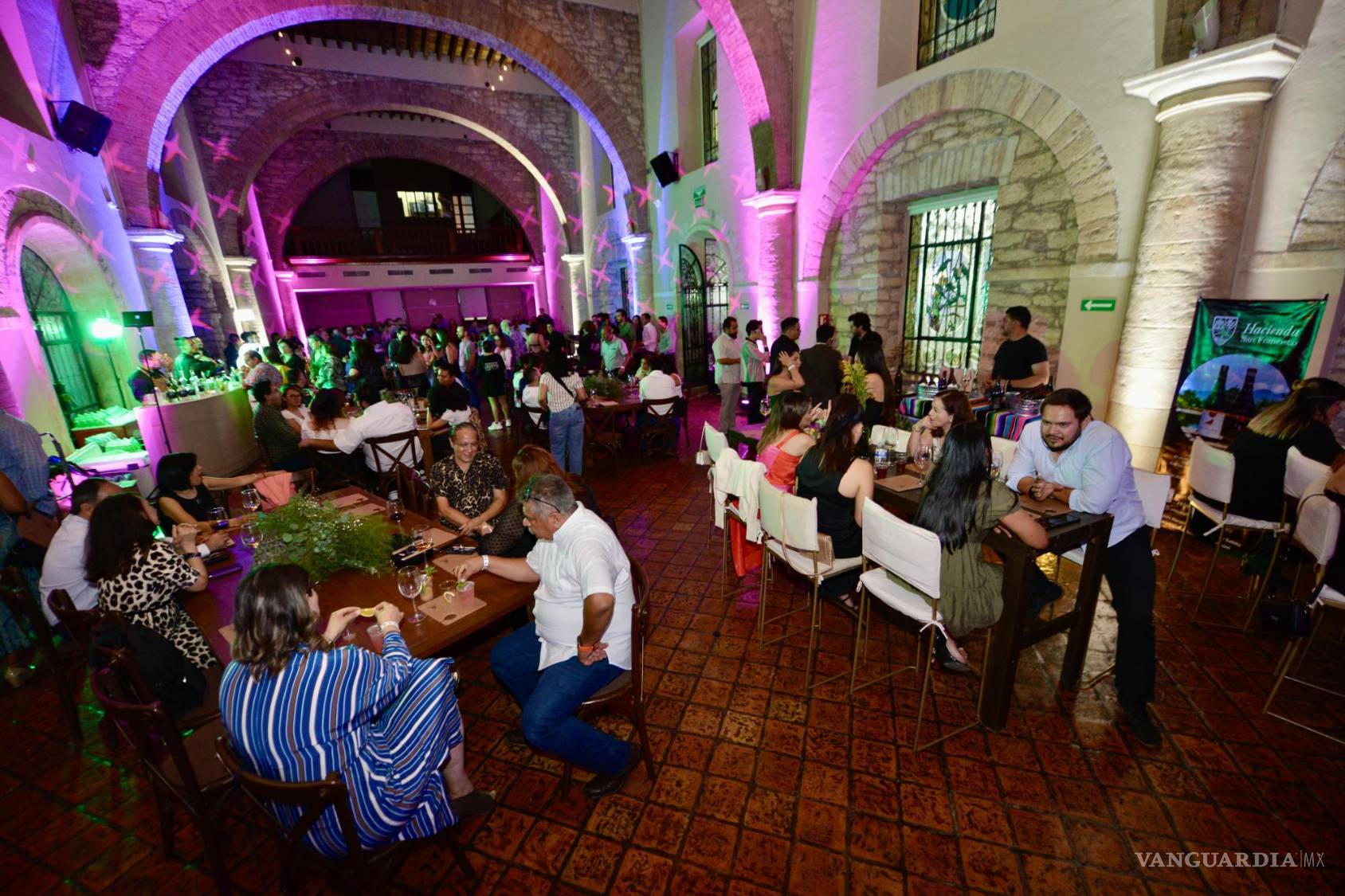 $!Asistentes disfrutan de la gastronomía local en uno de los escenarios de Vive Tu Centro.