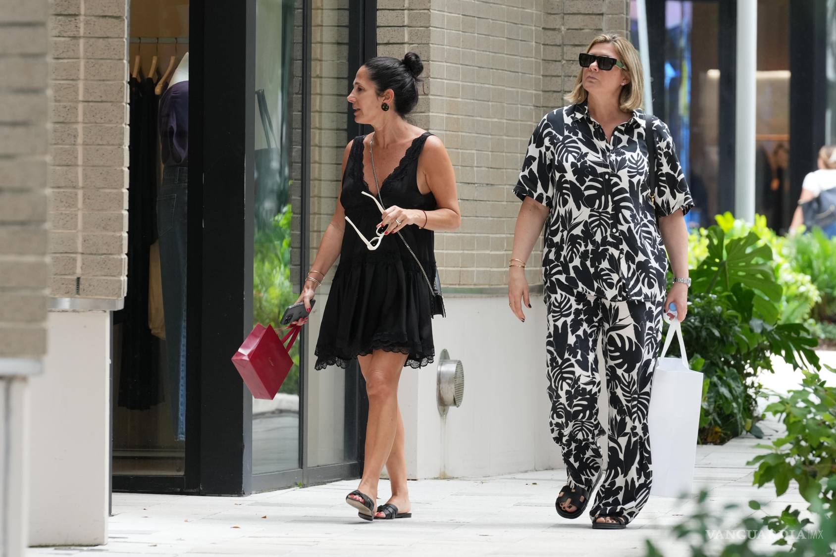 $!Dos mujeres miran hacia el interior de una tienda en el Design District, el miércoles 14 de octubre de 2026, en Miami.