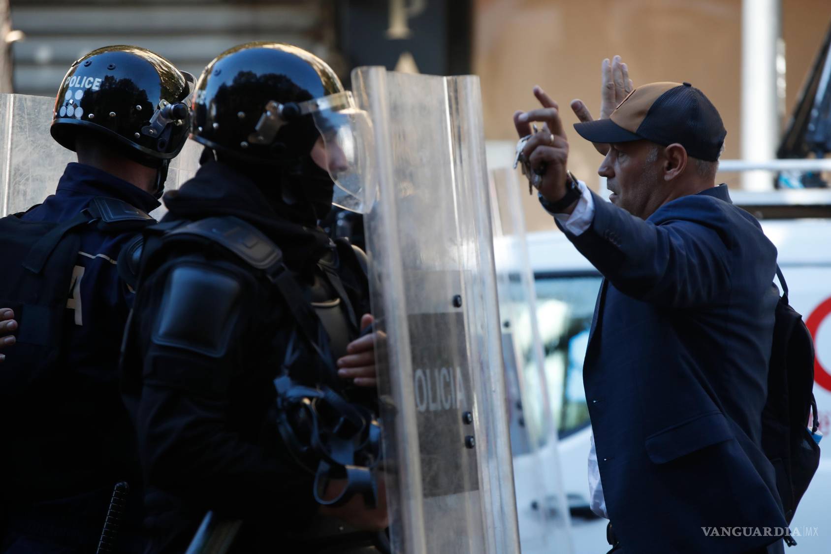 $!Un manifestante hace gestos hacia la policía antidisturbios durante una protesta antigubernamental en Tirana, Albania, el martes 20 de octubre de 2026.