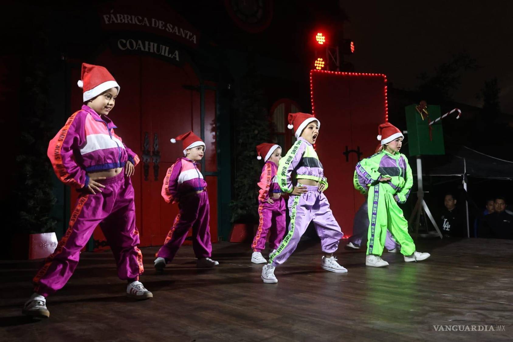 $!Previo al encendido se presentó el cuento “Quién se robó la Navidad” a cargo de Mario Villanueva, así como la Academia de Danza My Move.