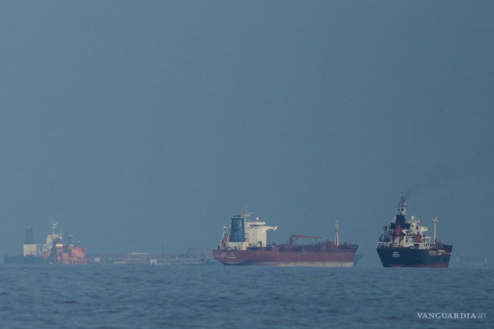 $!Petroleros y cargueros se alinean en el estrecho de Ormuz vistos desde Khor Fakkan, Emiratos Árabes Unidos, el miércoles 11 de marzo de 2026.