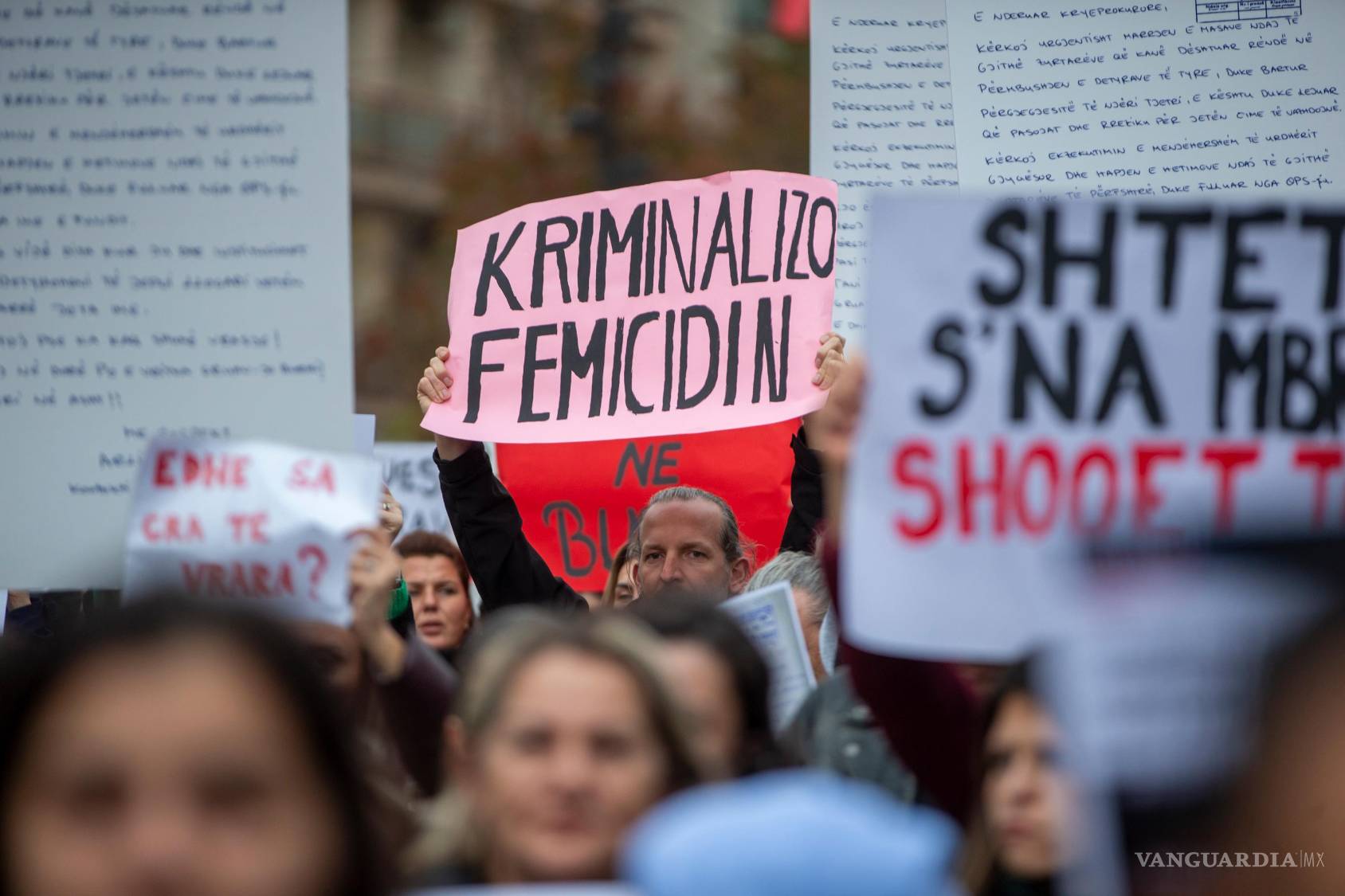 $!Un hombre sostiene un cartel que dice «Criminalizar el feminicidio» mientras miles de personas se reúnen en la capital de Kosovo para protestar por el asesinato de una mujer kosovar-estadounidense, Arlinda Zekaj.