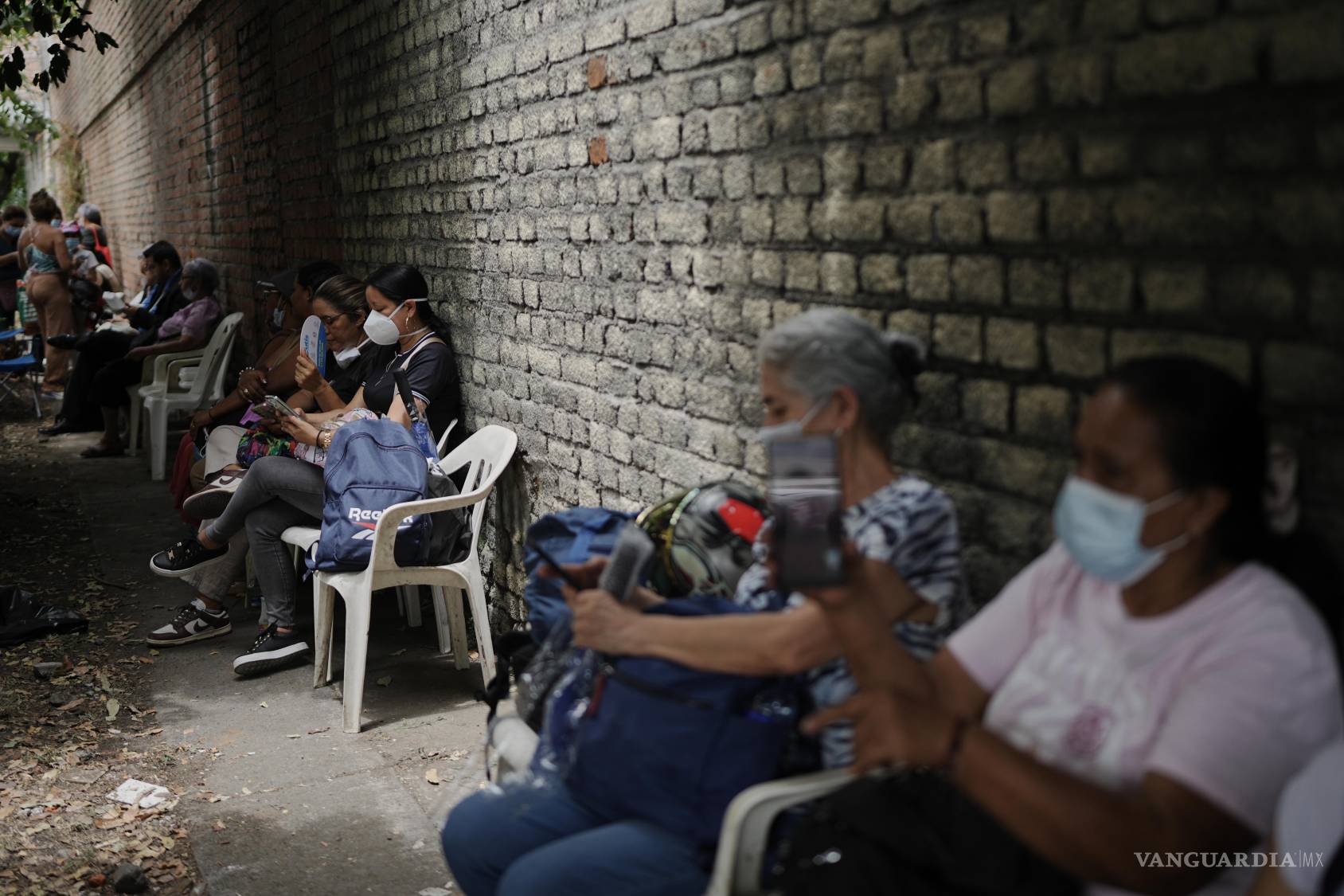 $!Varias personas esperan información sobre sus familiares desaparecidos y la entrega de los cuerpos de las víctimas de Cali.